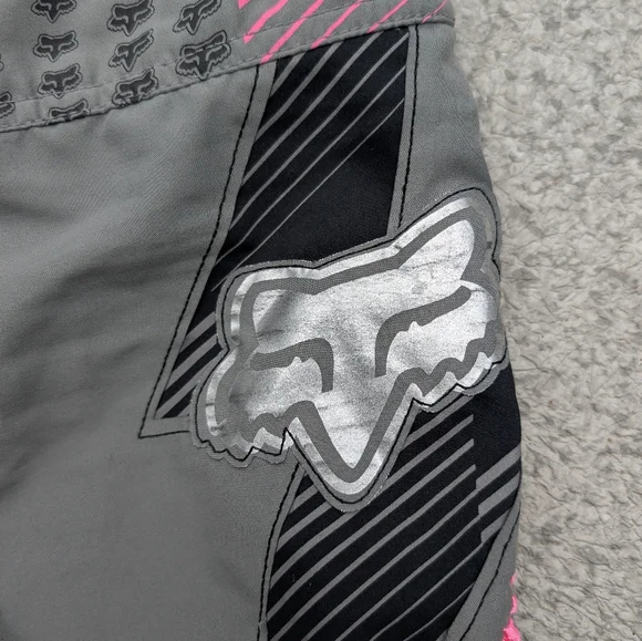 Fox Gray and Pink Cargo Shorts with Stylish Accents - Picture 4 of 9